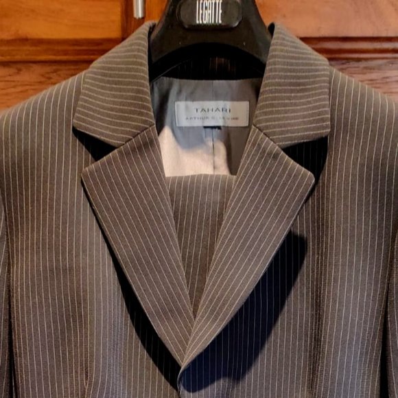 TAHARI Women's Size US 10 Business Suit (Blazer & Pants) - Picture 1 of 6